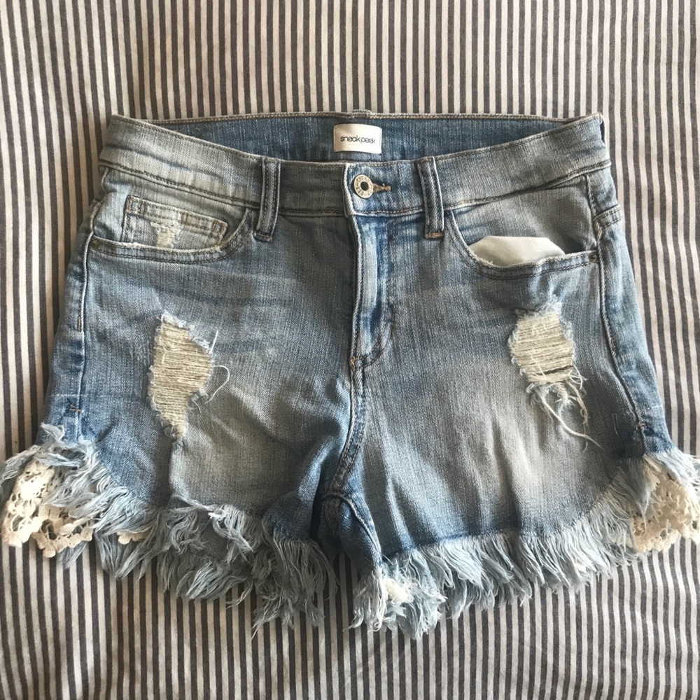 Light-Wash Frayed Denim Shorts w/ Lace Accents M